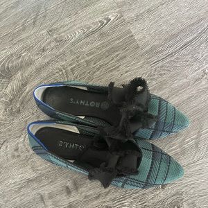 Discont. Size 10 Rothy’s teal/blue/black flats with black bow, great condition!
